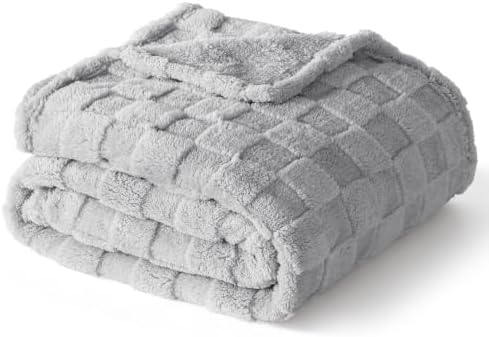 Exclusivo Mezcla 3D Checkered Fleece Throw Blanket for Couch, Light