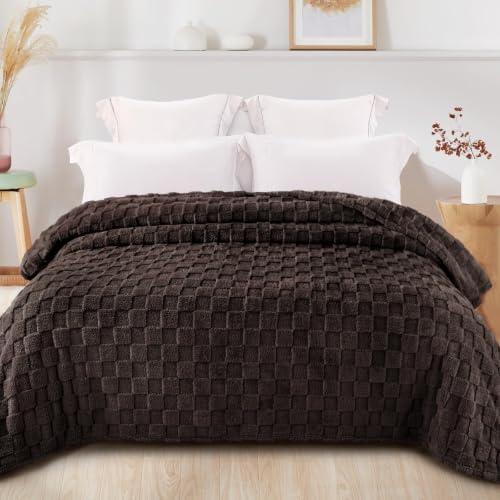 Exclusivo Mezcla 3D Checkered Fleece King Blanket for Bed, Coffee