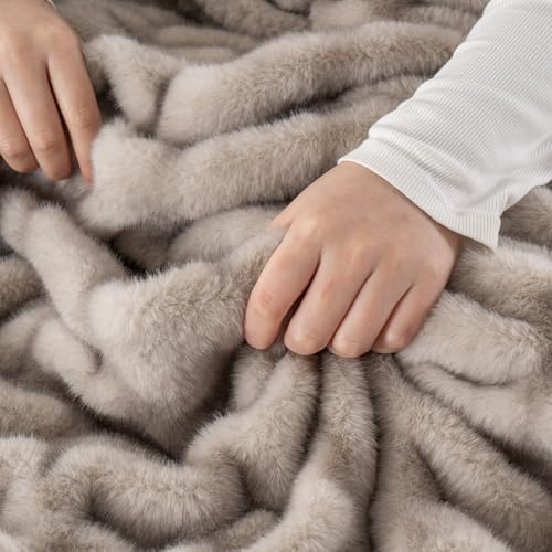 Battilo Large Faux Fur Throw Blanket for Couch, 60"x80", Tip Dye Grey
