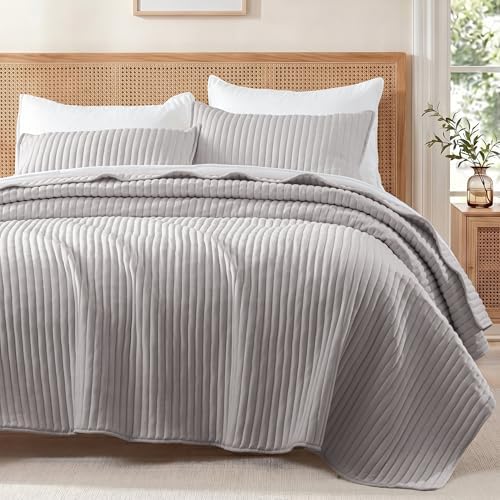 Exclusivo Mezcla Lightweight Stripe Quilted King Quilt Bedding Set