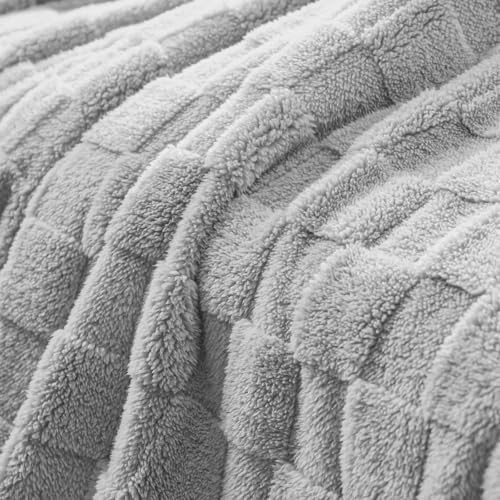 Exclusivo Mezcla 3D Checkered Fleece King Blanket for Bed, Light Grey
