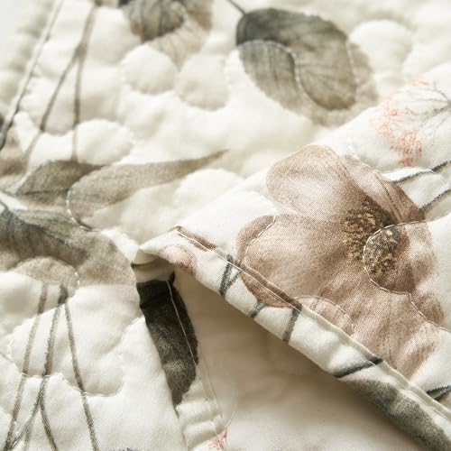 DaDalogy Quilted Placemats Set of 4 - Washable Floral Cloth Table Mats