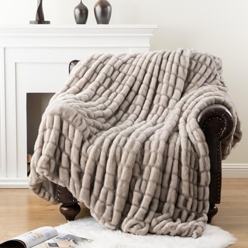 Battilo Large Faux Fur Throw Blanket for Couch, 60"x80", Tip Dye Grey