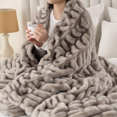 Battilo Large Faux Fur Throw Blanket for Couch, 60"x80", Tip Dye Grey