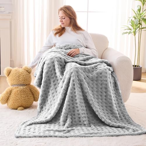 NEWCOSPLAY 3D Waffle Checkered Flannel Throw Blanket, Light Grey