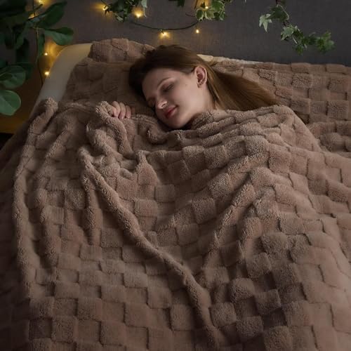 NEWCOSPLAY 3D Checkered Flannel King Blanket, Taupe Checkered