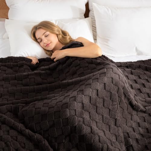 Exclusivo Mezcla 3D Checkered Fleece King Blanket for Bed, Coffee