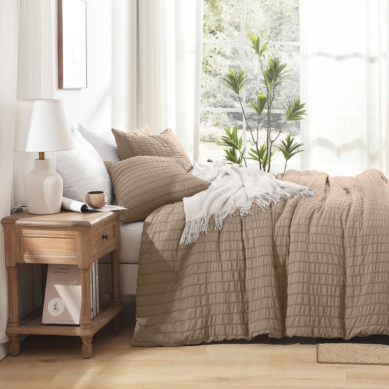 AveLom Taupe Seersucker King Comforter Set (104x90 inches), 3