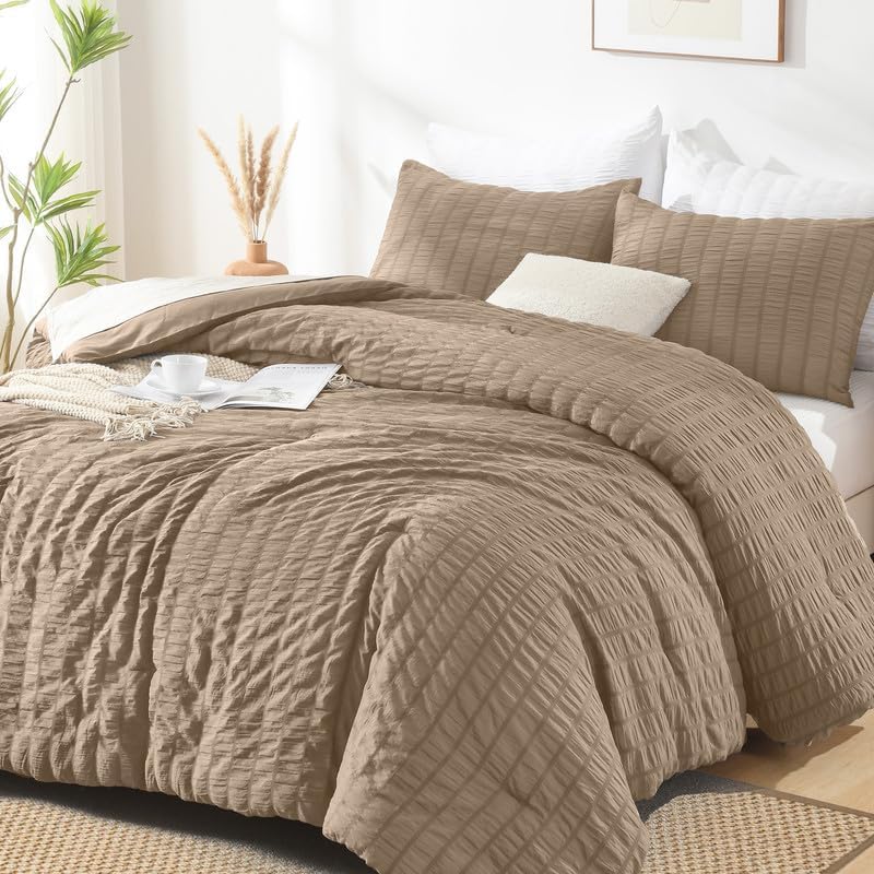 AveLom Taupe Seersucker King Comforter Set (104x90 inches), 3