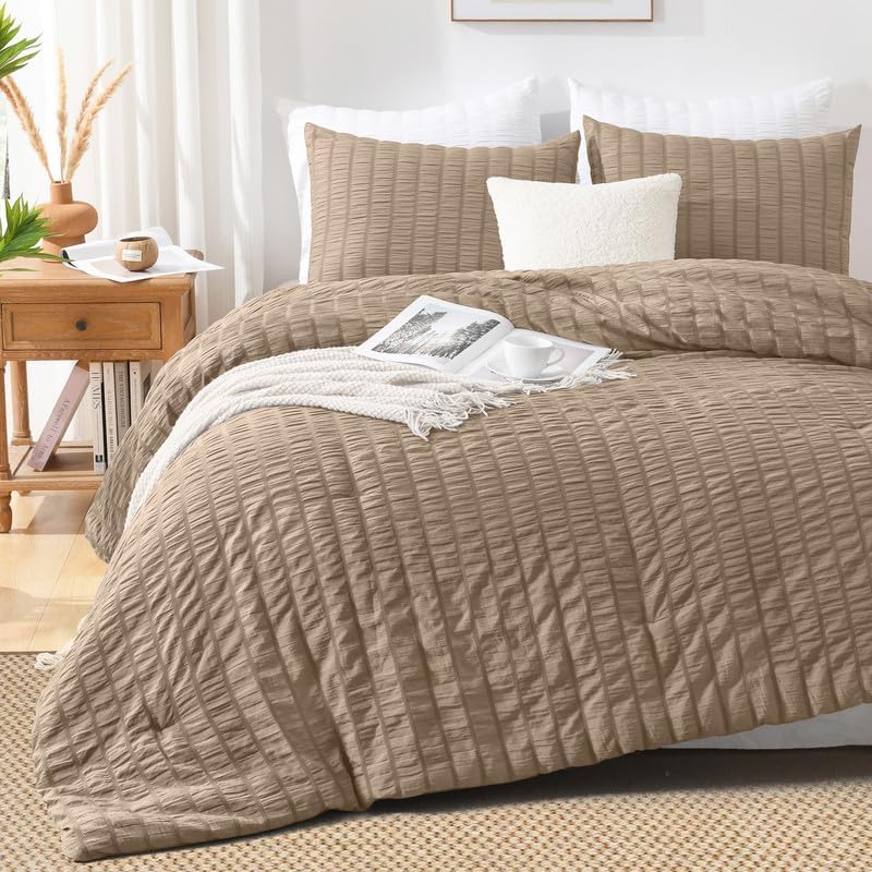 AveLom Taupe Seersucker King Comforter Set (104x90 inches), 3